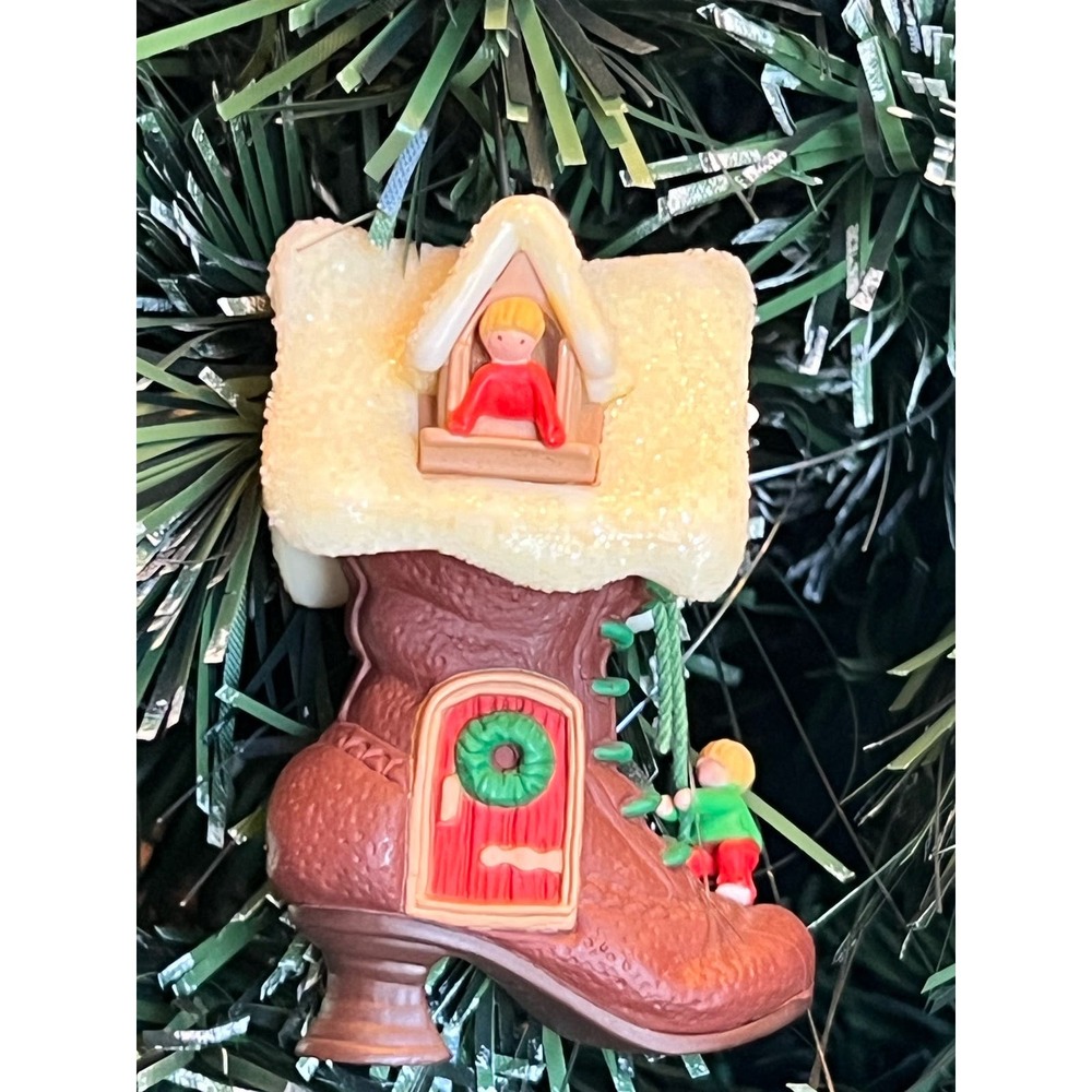 Vintage 1985 Hallmark The Old Woman Who Lived in a Show Christmas Tree Ornament